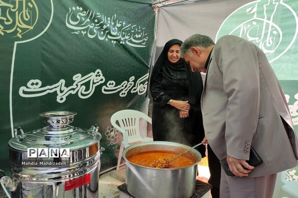 بازدید رئیس آموزش و پرورش ناحیه ۶ از غرفه‌های خدمت‌رسانی به زائران حرم مطهر رضوی