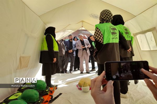 بازدید رئیس آموزش و پرورش ناحیه ۶ از غرفه‌های خدمت‌رسانی به زائران حرم مطهر رضوی