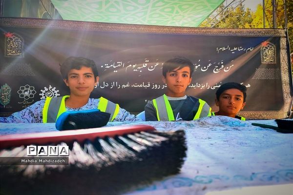 بازدید رئیس آموزش و پرورش ناحیه ۶ از غرفه‌های خدمت‌رسانی به زائران حرم مطهر رضوی