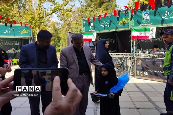 بازدید رئیس آموزش و پرورش ناحیه ۶ از غرفه‌های خدمت‌رسانی به زائران حرم مطهر رضوی