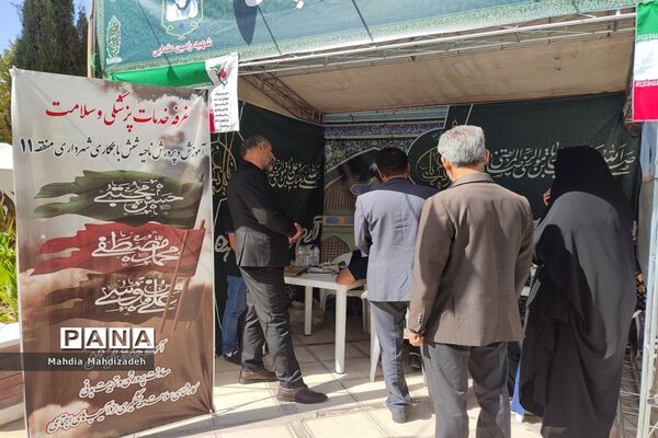 بازدید رئیس آموزش و پرورش ناحیه ۶ از غرفه‌های خدمت‌رسانی به زائران حرم مطهر رضوی
