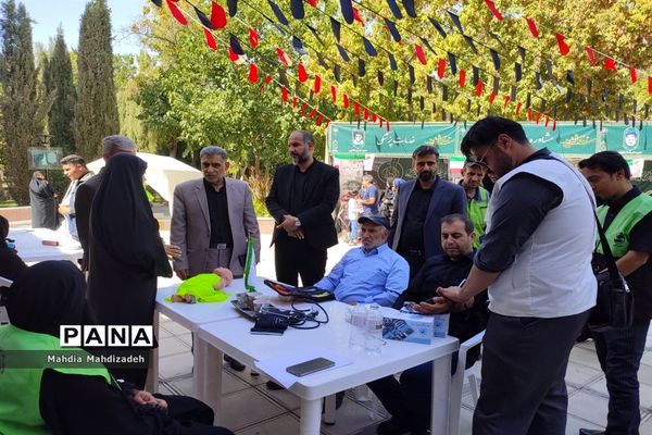 بازدید رئیس آموزش و پرورش ناحیه ۶ از غرفه‌های خدمت‌رسانی به زائران حرم مطهر رضوی