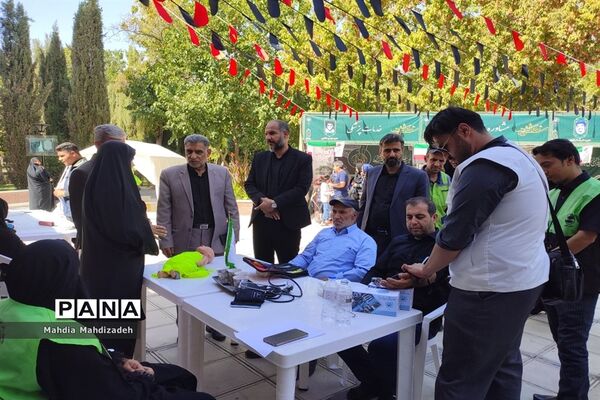 بازدید رئیس آموزش و پرورش ناحیه ۶ از غرفه‌های خدمت‌رسانی به زائران حرم مطهر رضوی