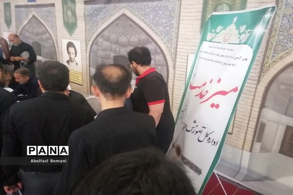 میز خدمت آموزش و پرورش قم در نماز جمعه