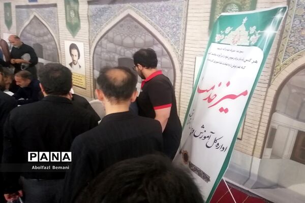 میز خدمت آموزش و پرورش قم در نماز جمعه