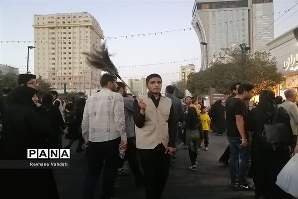 اجتماع مردم عزادار از زائر و مجاور در آخرین روز از ماه صفر به مناسبت شهادت امام رضا(ع) در مشهد مقدس