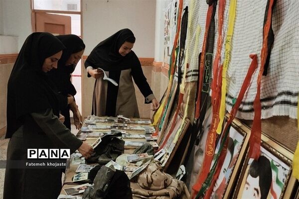 برگزاری نمایشگاه هفته دفاع مقدس در دبیرستان عرفان