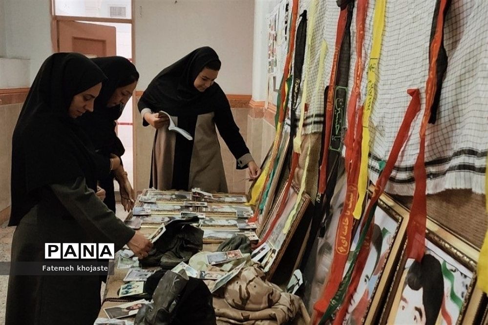 برگزاری نمایشگاه هفته دفاع مقدس در دبیرستان عرفان