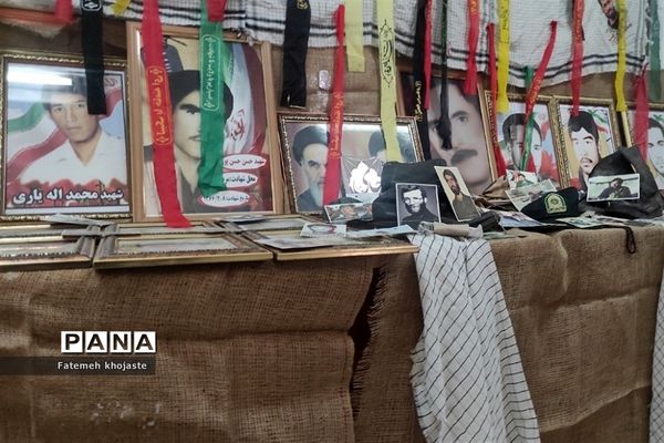 برگزاری نمایشگاه هفته دفاع مقدس در دبیرستان عرفان