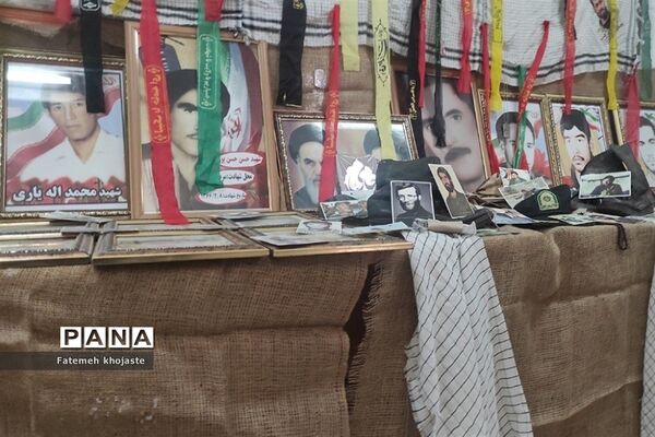 برگزاری نمایشگاه هفته دفاع مقدس در دبیرستان عرفان