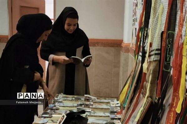 برگزاری نمایشگاه هفته دفاع مقدس در دبیرستان عرفان