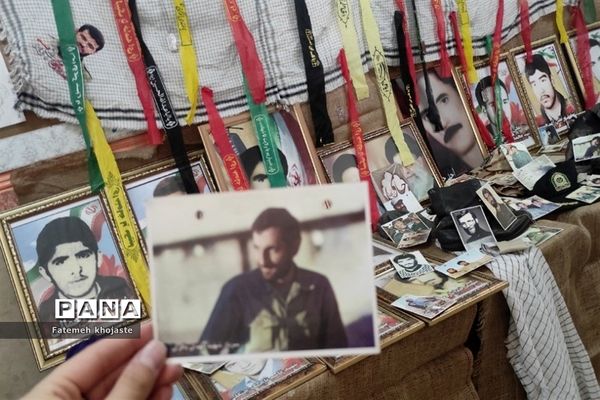 برگزاری نمایشگاه هفته دفاع مقدس در دبیرستان عرفان