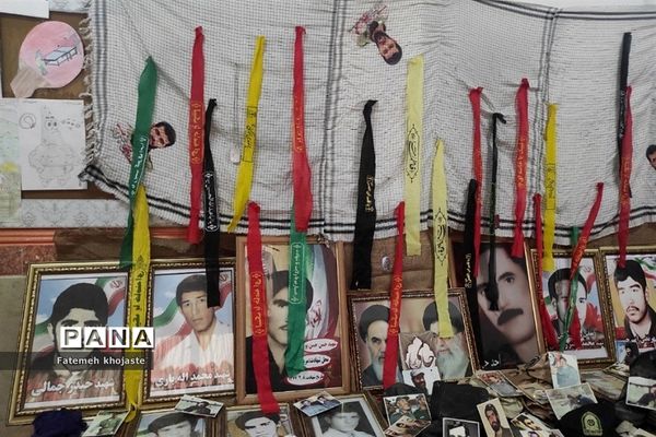 برگزاری نمایشگاه هفته دفاع مقدس در دبیرستان عرفان