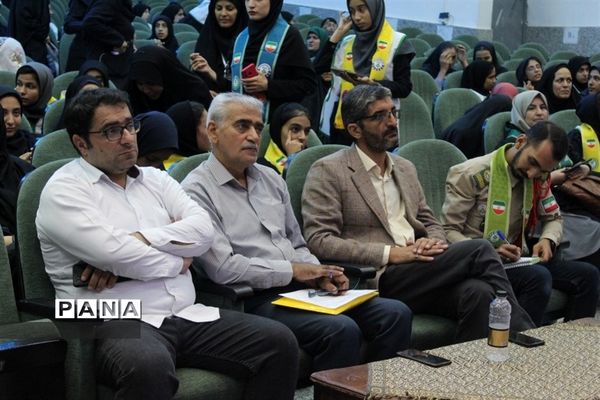 اجرای  جنگ شادی در اردوی تشکیلاتی یاور‌مربیان عضو سازمان دانش‌آموزی استان اصفهان