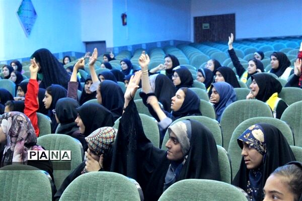 اجرای  جنگ شادی در اردوی تشکیلاتی یاور‌مربیان عضو سازمان دانش‌آموزی استان اصفهان