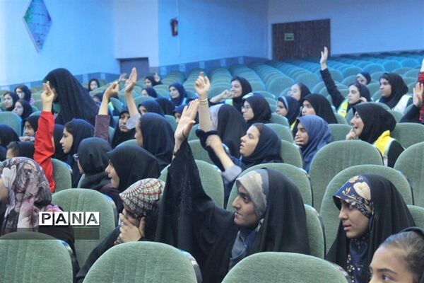 اجرای  جنگ شادی در اردوی تشکیلاتی یاور‌مربیان عضو سازمان دانش‌آموزی استان اصفهان