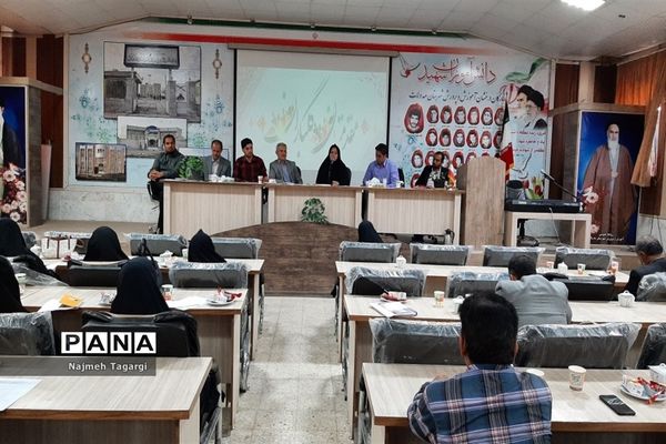 جلسه هم‌اندیشی مدیران مدارس شهرستان مه‌ولات در محل سالن بصیرت