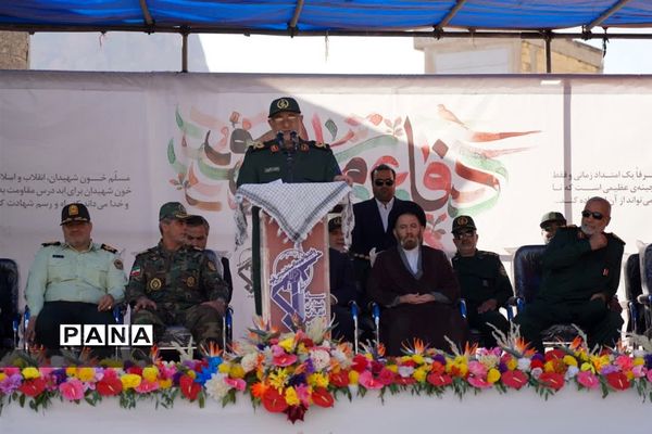 رژه نیروهلی مسلح در آغاز هفته دفاع مقدس خرم‌آباد