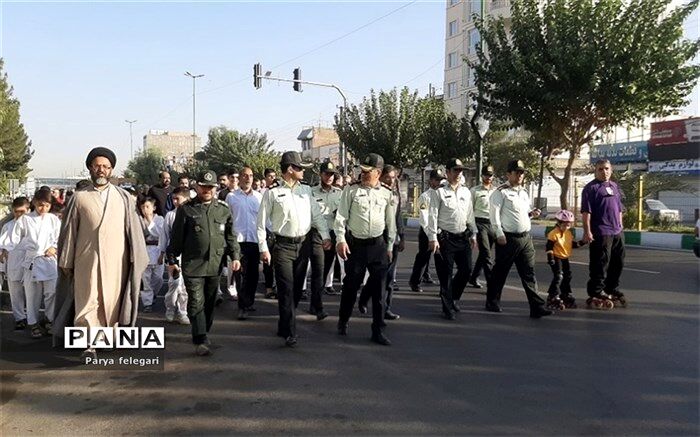 برگزاری پیاده‌روی خانوادگی به مناسبت هفته دفاع‌مقدس در شهرستان قرچک/فیلم