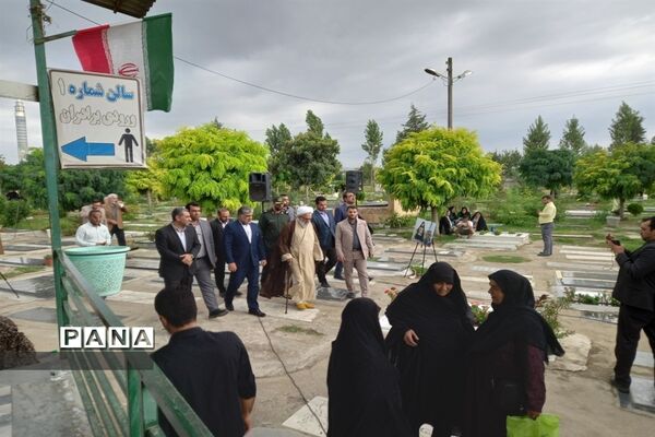 عطر افشانی مزار شهدا در شهرستان قائمشهر