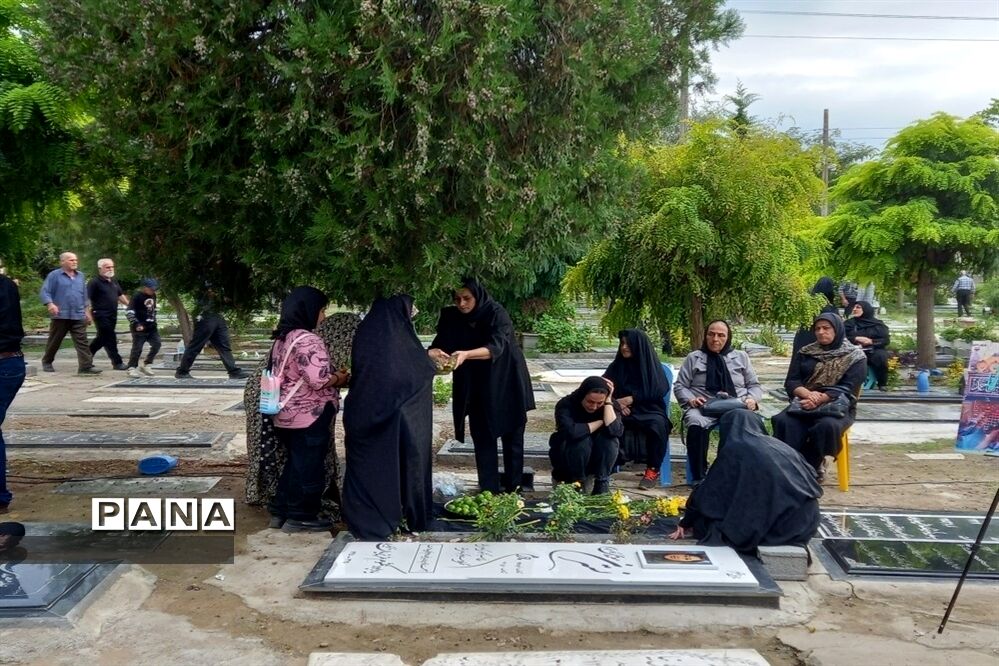 عطر افشانی مزار شهدا در شهرستان قائمشهر