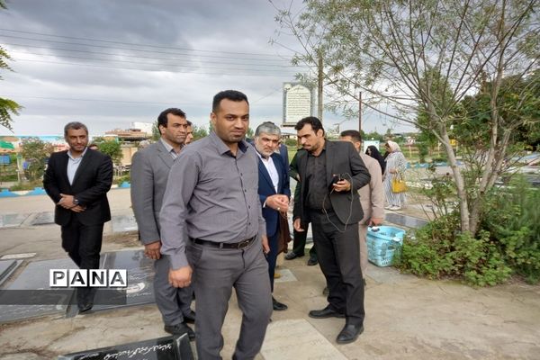 عطر افشانی مزار شهدا در شهرستان قائمشهر