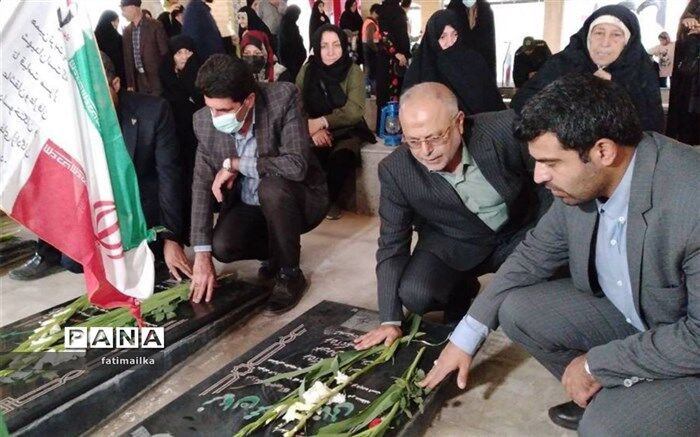 گلباران گلزار شهدای شهرستان‌فیروزکوه به مناسبت هفته دفاع‌مقدس/فیلم