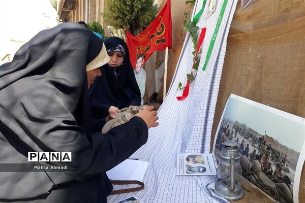 نمایشگاه هفته دفاع‌مقدس در مصلی شهرستان رباط‌کریم