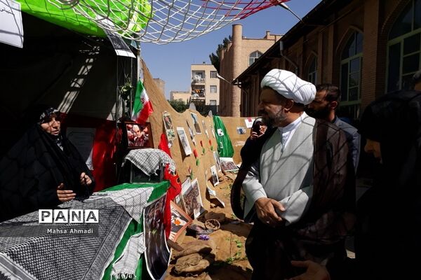 نمایشگاه هفته دفاع‌مقدس در مصلی شهرستان رباط‌کریم