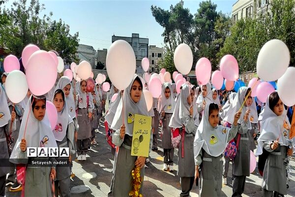 نواختن زنگ جشن شکوفه‌ها در دبستان کودک مسلمان و داورزنی شهرستان‌قرچک