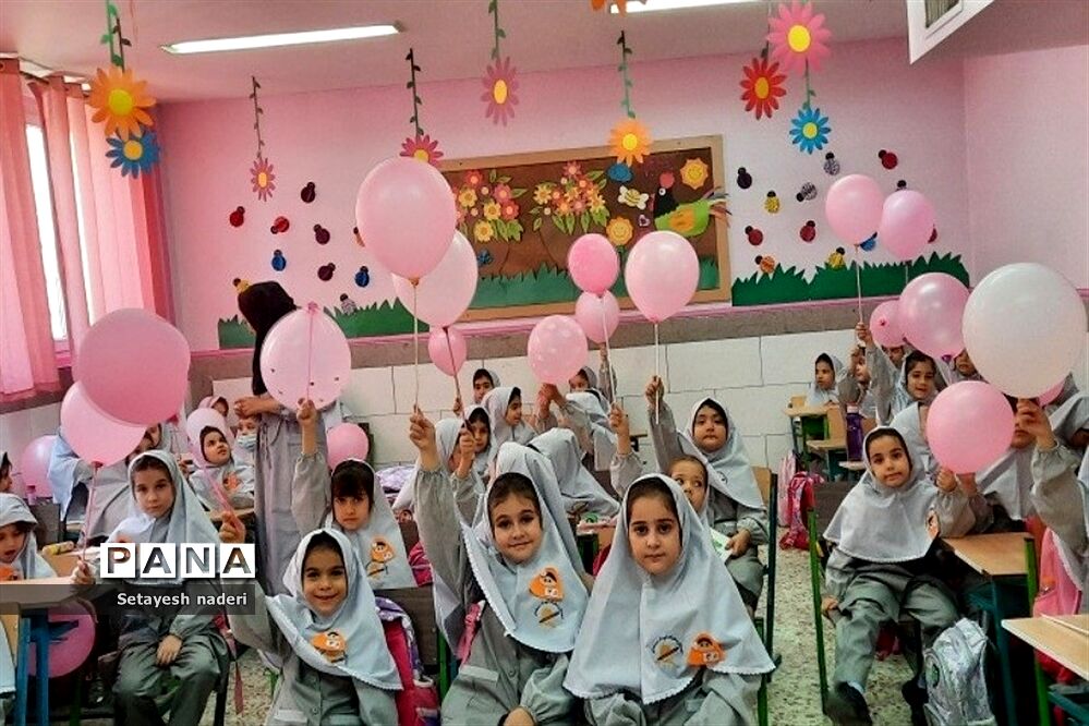 نواختن زنگ جشن شکوفه‌ها در دبستان کودک مسلمان و داورزنی شهرستان‌قرچک