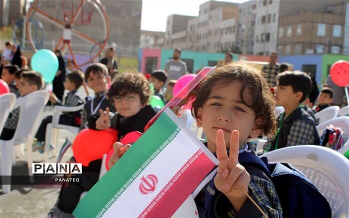 نوآموزان ناحیه یک بهارستانی ورود خود را به مدرسه جشن گرفتند