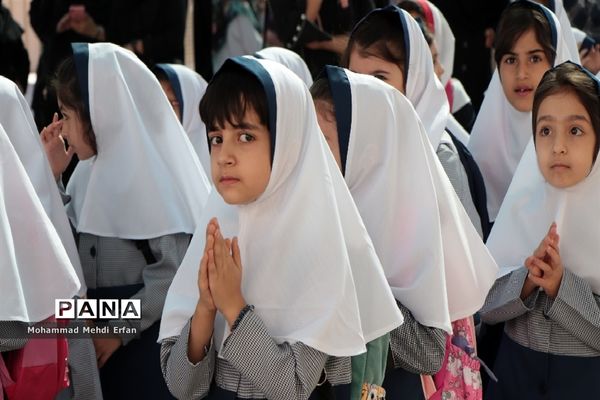 نواختن زنگ شکوفه‌ها در مدارس شهرستان آباده