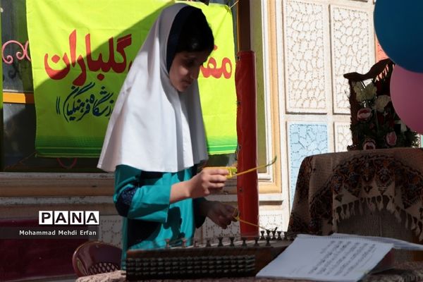 نواختن زنگ شکوفه‌ها در مدارس شهرستان آباده