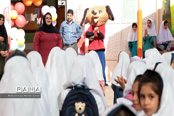 نواختن زنگ شکوفه‌ها در مدارس شهرستان آباده