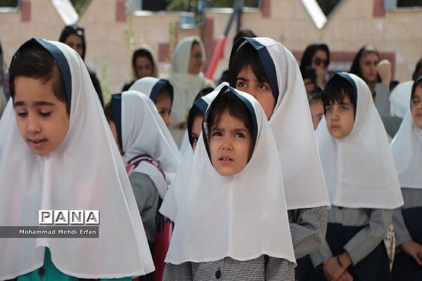 نواختن زنگ شکوفه‌ها در مدارس شهرستان آباده