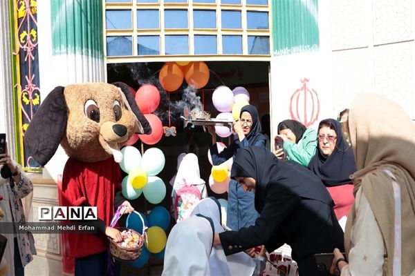 نواختن زنگ شکوفه‌ها در مدارس شهرستان آباده