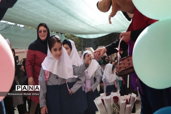 نواختن زنگ شکوفه‌ها در مدارس شهرستان آباده