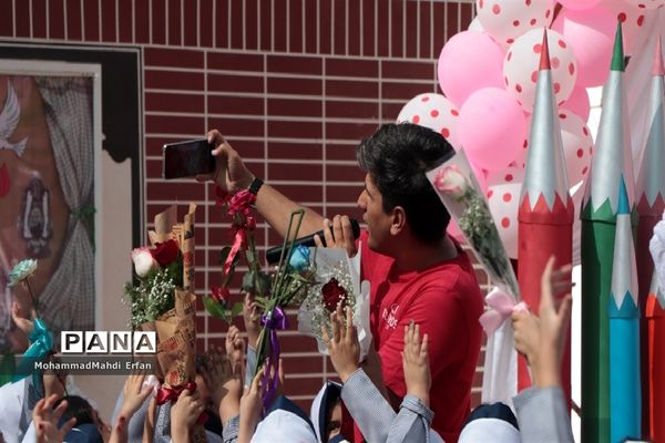برپایی جشن شکوفه‌ها در دبستان 22 بهمن آباده