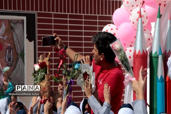 برپایی جشن شکوفه‌ها در دبستان 22 بهمن آباده