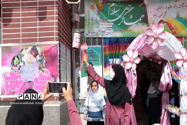 برپایی جشن شکوفه‌ها در دبستان 22 بهمن آباده