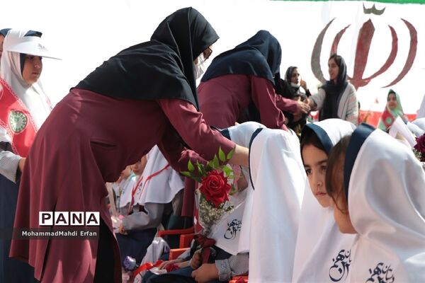 برپایی جشن شکوفه‌ها در دبستان 22 بهمن آباده