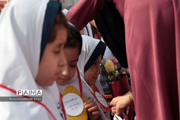 برپایی جشن شکوفه‌ها در دبستان 22 بهمن آباده