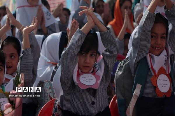 برپایی جشن شکوفه‌ها در دبستان 22 بهمن آباده