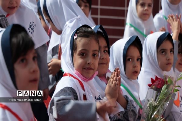 برپایی جشن شکوفه‌ها در دبستان 22 بهمن آباده