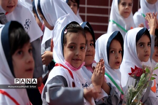 برپایی جشن شکوفه‌ها در دبستان 22 بهمن آباده