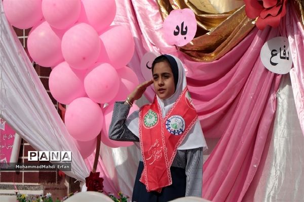 برپایی جشن شکوفه‌ها در دبستان 22 بهمن آباده