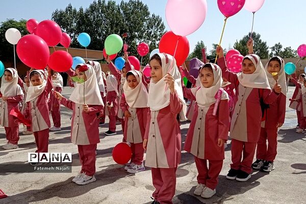 آیین جشن شکوفه‌ها در مدارس بهارستان‌2