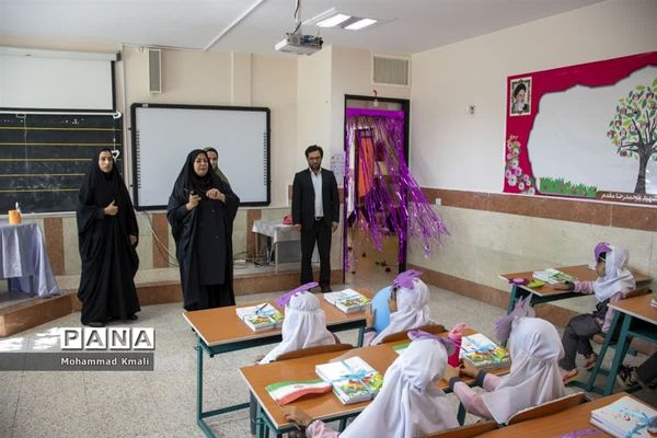 نواختن زنگ شکوفه‌ها در شهرستان محلات