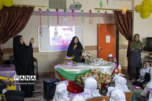 نواختن زنگ شکوفه‌ها در شهرستان محلات